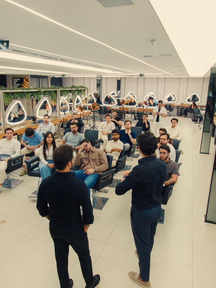 Sala cheia de barbeiros em uma aula de visagismo
