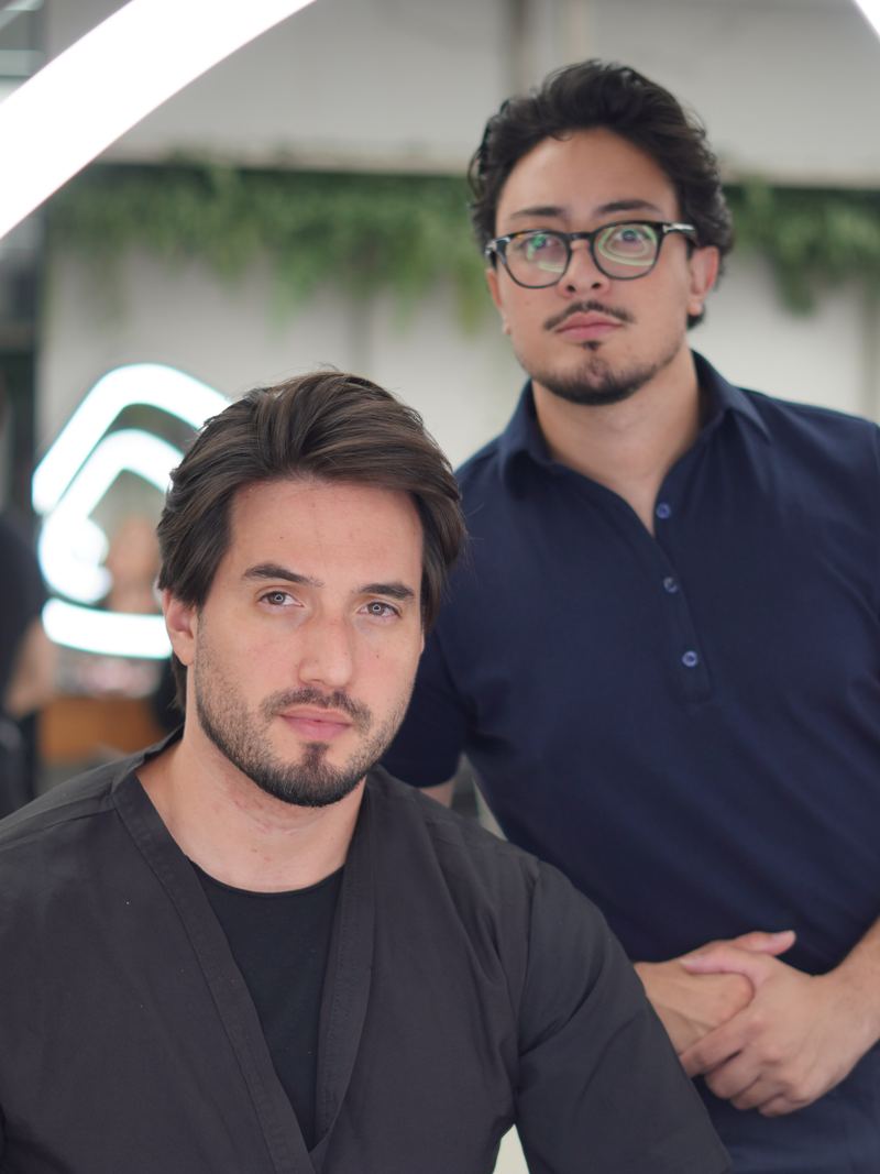 Pedro ao lado de um cliente depois do atendimento